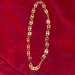 Beautiful classic gold toned Gucci like link 16” necklace.